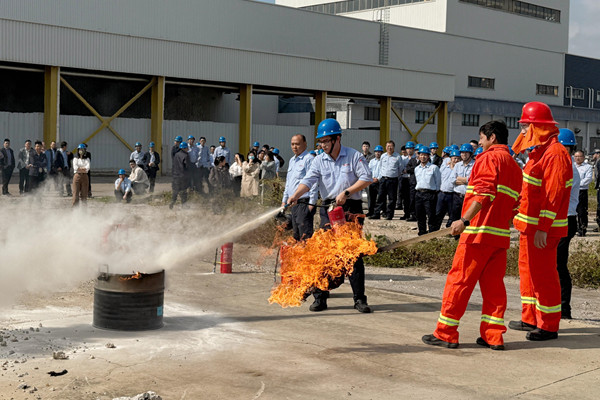 奇億金屬公司員工使用滅火器進(jìn)行滅火實操現(xiàn)場